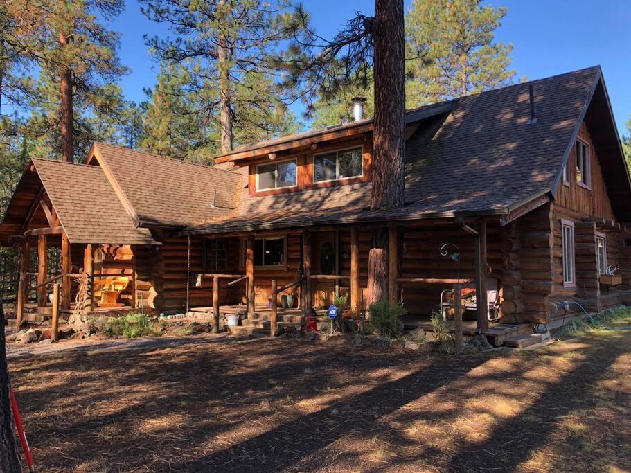 Beautiful Log Home Outside Of シスターズ エクステリア 写真
