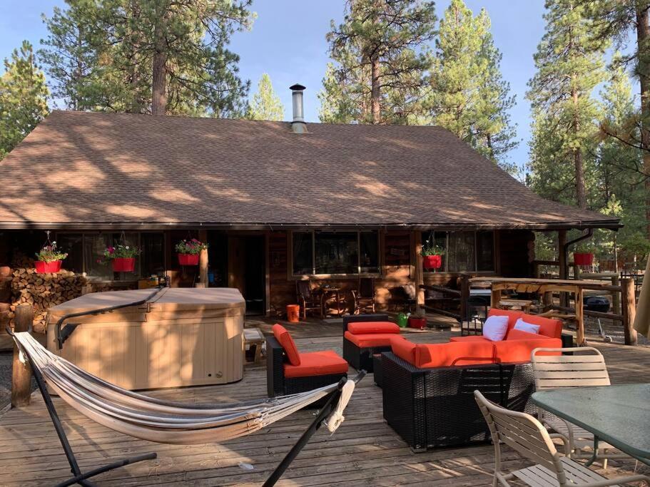 Beautiful Log Home Outside Of シスターズ エクステリア 写真