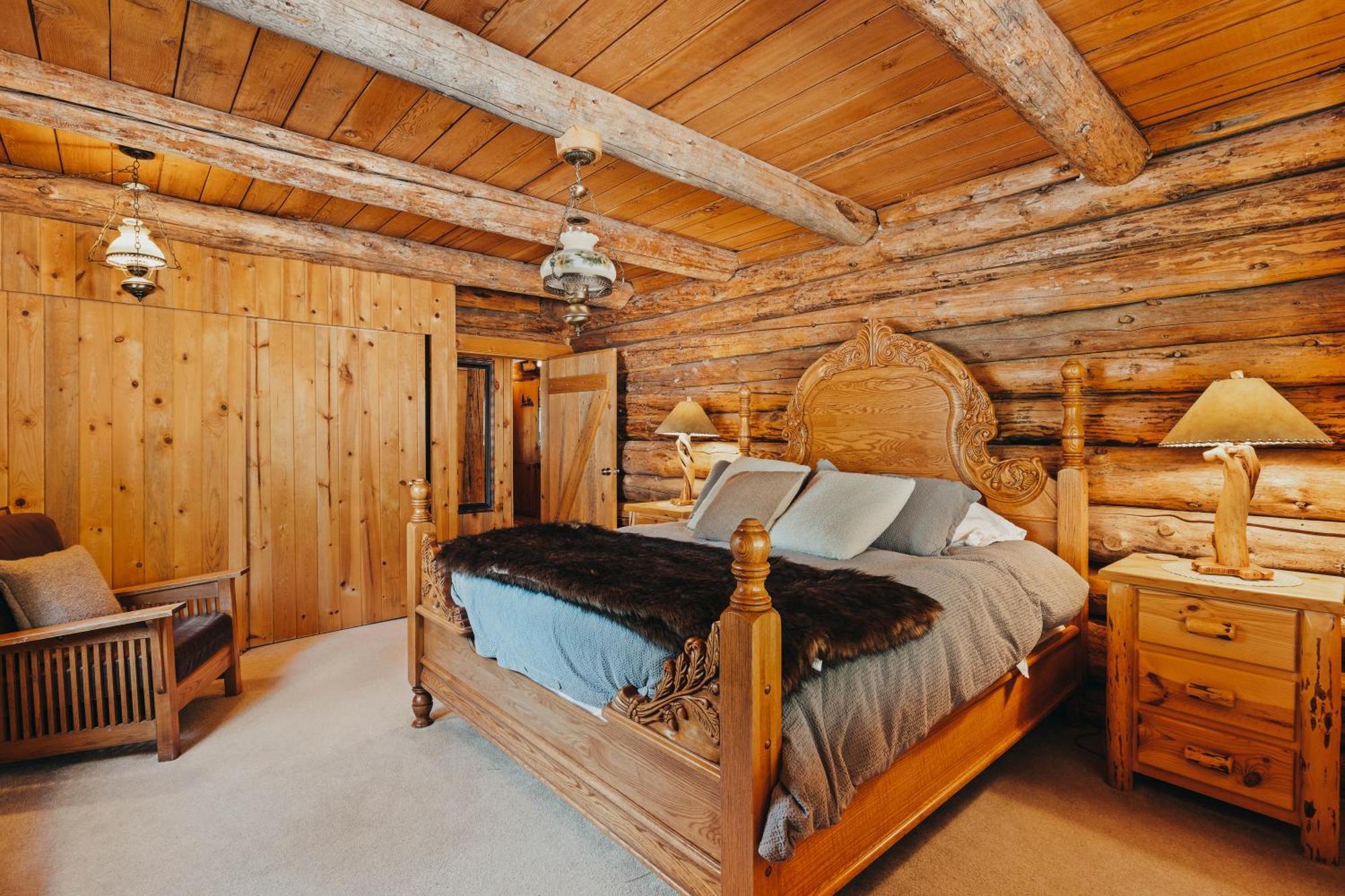 Beautiful Log Home Outside Of シスターズ エクステリア 写真