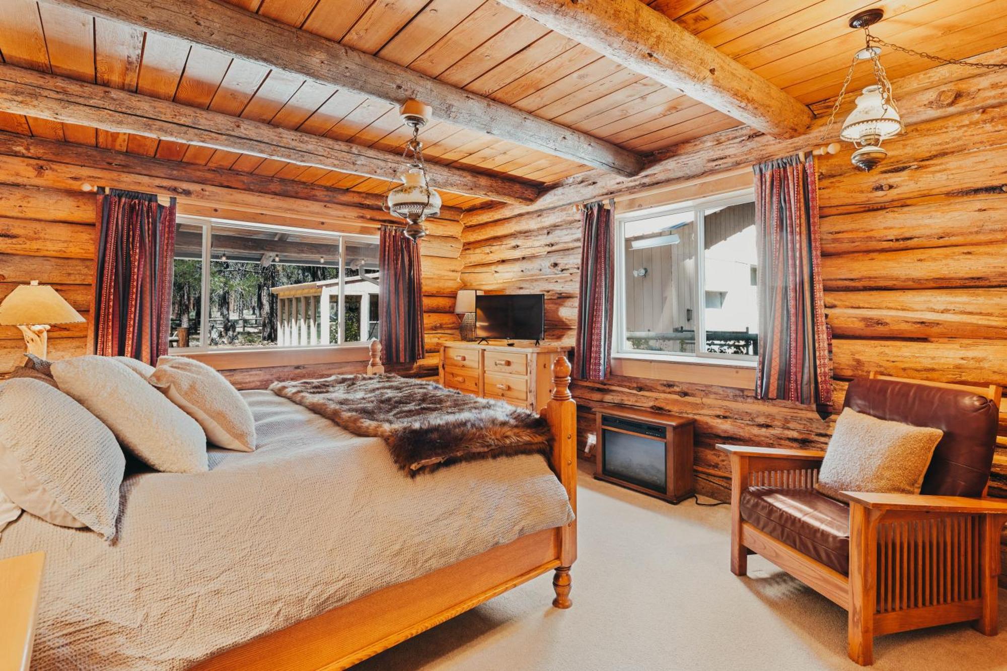 Beautiful Log Home Outside Of シスターズ エクステリア 写真