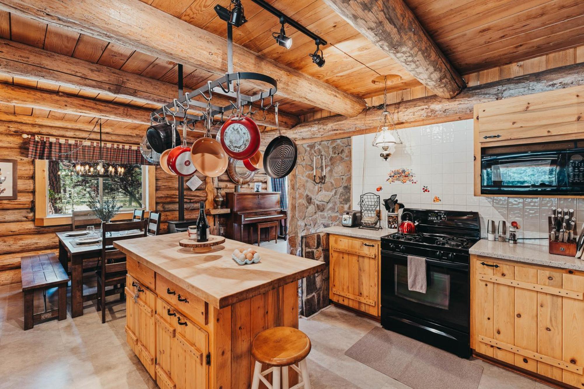 Beautiful Log Home Outside Of シスターズ エクステリア 写真
