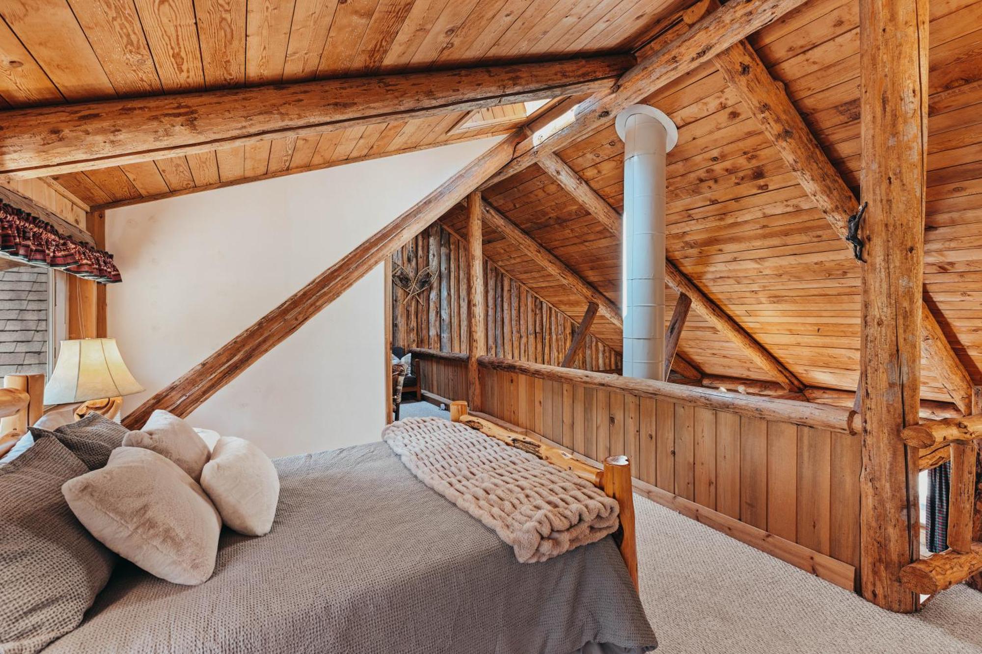 Beautiful Log Home Outside Of シスターズ エクステリア 写真