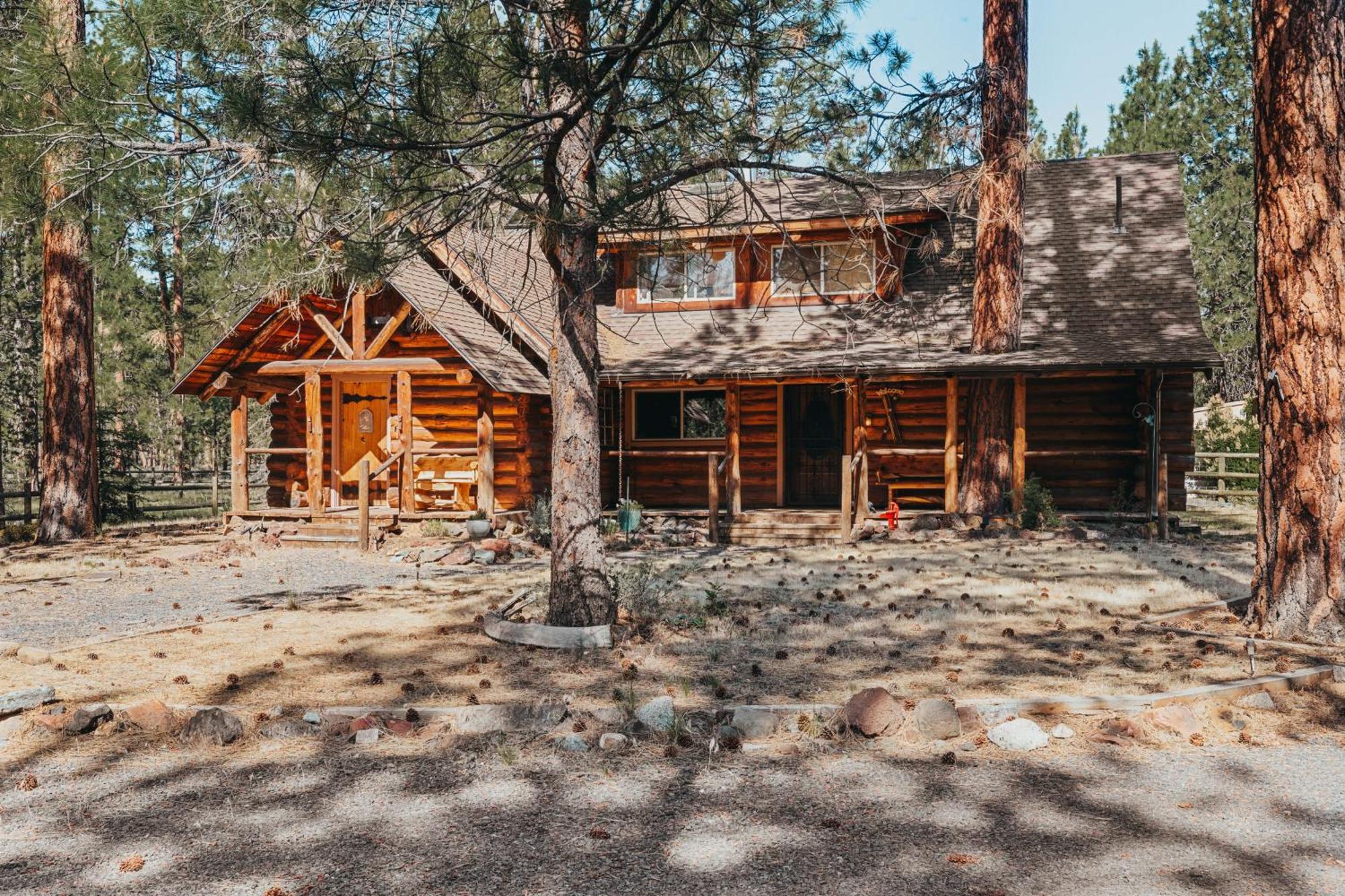 Beautiful Log Home Outside Of シスターズ エクステリア 写真